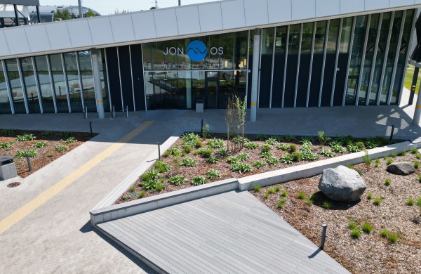 „Vaikai šalia, o bokalai rankose“ - gyventojos skundas ir Jonavos baseino administracijos pozicija