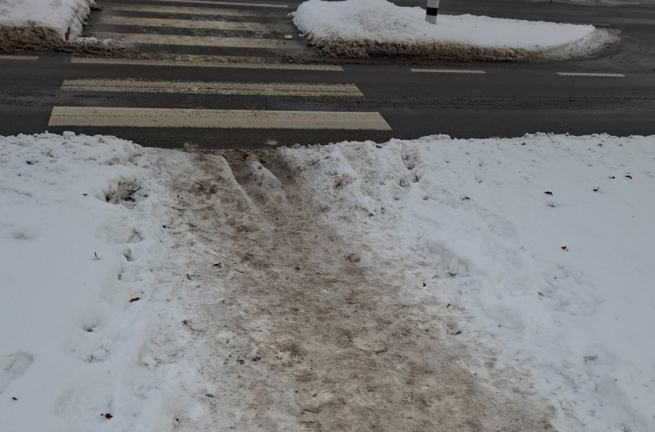 Slidūs šaligatviai Jonavoje kelia klausimų: gyventojai prašo aiškumo