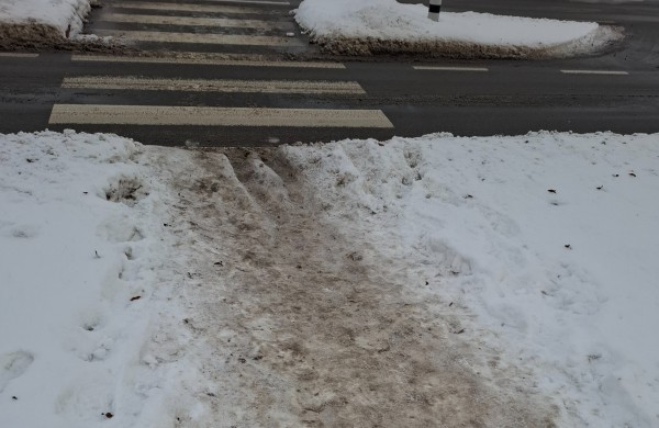 Slidūs šaligatviai Jonavoje kelia klausimų: gyventojai prašo aiškumo