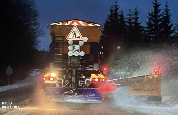 Kelininkai įspėja – eismo sąlygas gali sunkinti plikledis