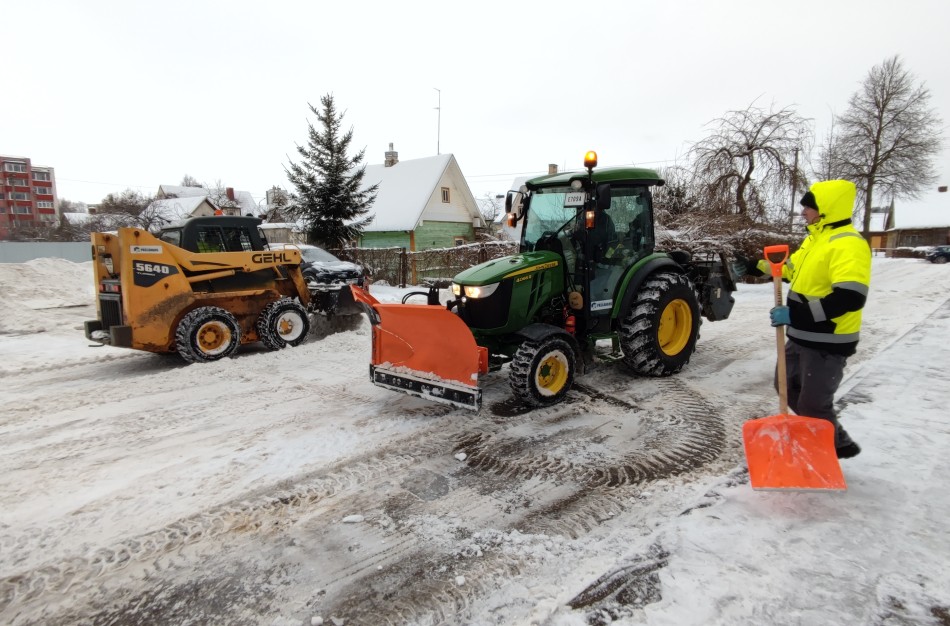 „Jonavos paslaugos“ paaiškina tvarką: kaip dirbama žiemą ir kada bus valomos daugiabučių aikštelės?