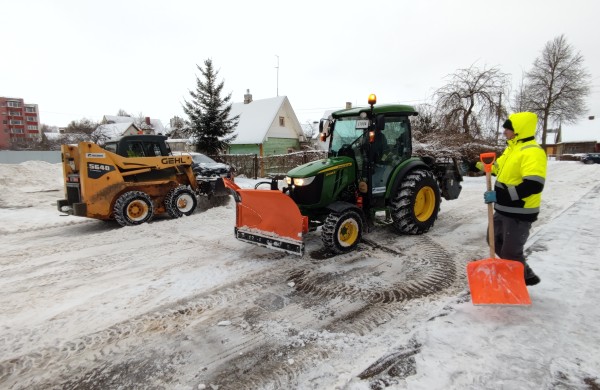 „Jonavos paslaugos“ paaiškina tvarką: kaip dirbama žiemą ir kada bus valomos daugiabučių aikštelės?