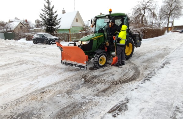 „Jonavos paslaugos“ paaiškina tvarką: kaip dirbama žiemą ir kada bus valomos daugiabučių aikštelės?