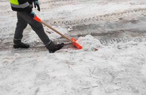 „Jonavos paslaugos“ paaiškina tvarką: kaip dirbama žiemą ir kada bus valomos daugiabučių aikštelės?