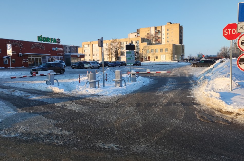 Ledo arenos Jonavos „Norfos“ aikštelėse?: vairuotoja įstrigo tarp ledo ir užtvaro, „Norfa“ reaguoja