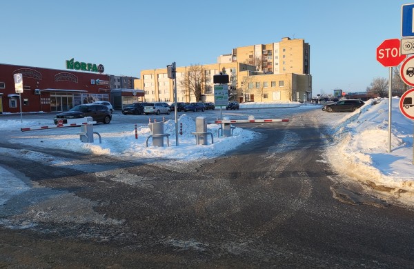 Ledo arenos Jonavos „Norfos“ aikštelėse?: vairuotoja įstrigo tarp ledo ir užtvaro, „Norfa“ reaguoja