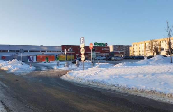 Ledo arenos Jonavos „Norfos“ aikštelėse?: vairuotoja įstrigo tarp ledo ir užtvaro, „Norfa“ reaguoja