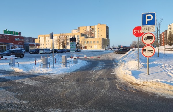 Ledo arenos Jonavos „Norfos“ aikštelėse?: vairuotoja įstrigo tarp ledo ir užtvaro, „Norfa“ reaguoja