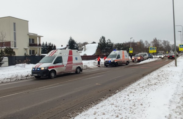 Pagalbos tarnybų sujudimas Vasario 16-osios gatvėje - perėjoje kliudyta nepilnametė (atnaujinta)