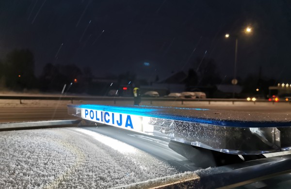 Žemaitės gatvėje asmuo konfliktavo su aplinkiniais ir apspardė automobilį