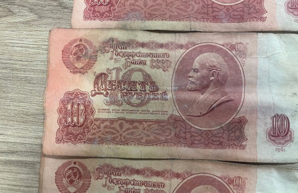 Sulaikytas lagaminas sovietinių pinigų