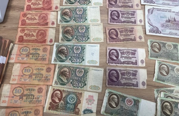 Sulaikytas lagaminas sovietinių pinigų