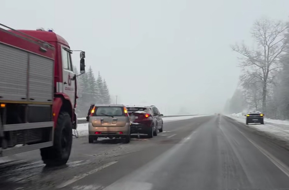 Jonavos rajone – avarijos ir užklimpęs policijos ekipažo automobilis