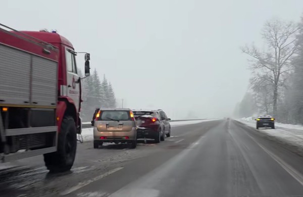 Jonavos rajone – avarijos ir užklimpęs policijos ekipažo automobilis