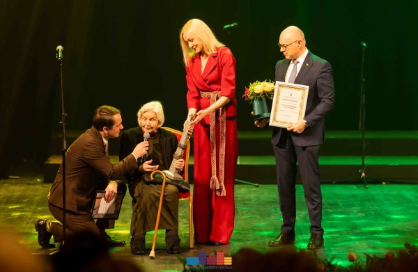 Jonavoje iškilmingai paminėta Vasario 16-oji: įteikta „Nepriklausomybės stela“