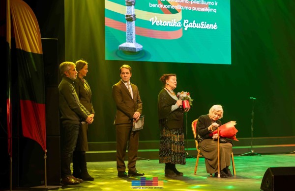 Jonavoje iškilmingai paminėta Vasario 16-oji: įteikta „Nepriklausomybės stela“