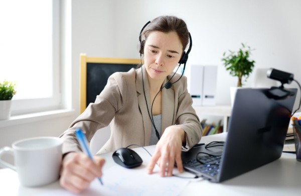 Užimtumo tarnyba: mažėja skambučių srautas,  daugėja klausimų dėl sudėtingų situacijų