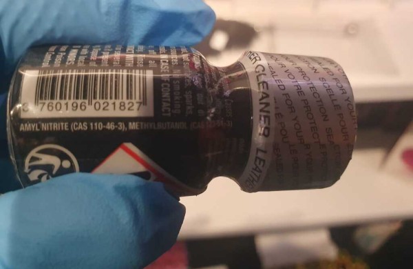 MKT pareigūnai vykdė kratas parduotuvėse „Aistra“: sulaikytas didelis kiekis psichotropinių medžiagų