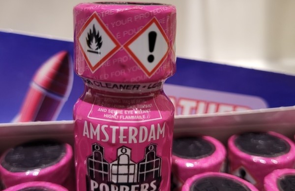 MKT pareigūnai vykdė kratas parduotuvėse „Aistra“: sulaikytas didelis kiekis psichotropinių medžiagų