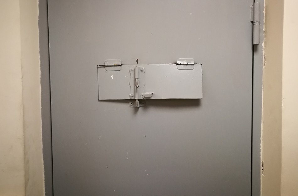 Jonavos policijos komisariate - naktinis iškvietimas: ugniagesiai pjūklu atidarė sulaikymo kameros duris