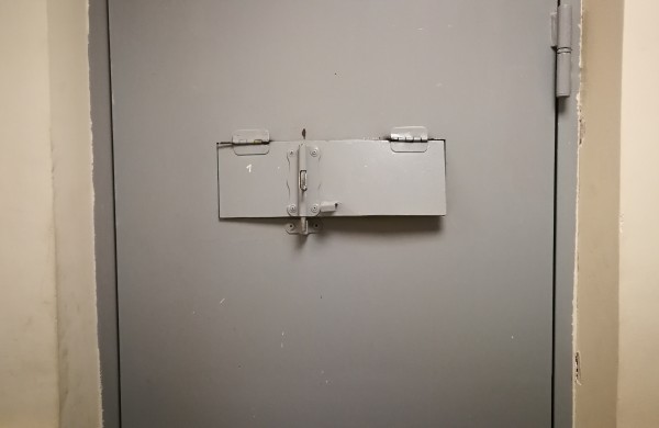 Jonavos policijos komisariate - naktinis iškvietimas: ugniagesiai pjūklu atidarė sulaikymo kameros duris