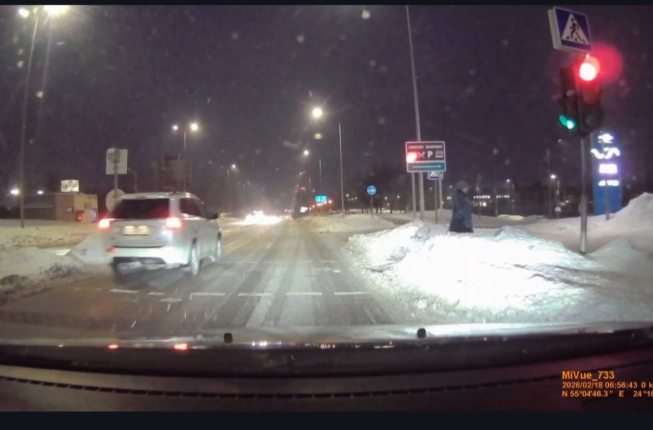 Pro raudoną signalą - vos po pėsčiojo: jonavietis įspėja apie pavojų 