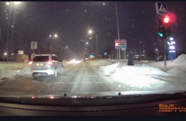 Pro raudoną signalą - vos po pėsčiojo: jonavietis įspėja apie pavojų 