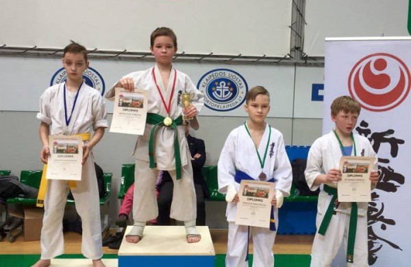 Gausingas Jonavos karatistų medalių derlius Kaune