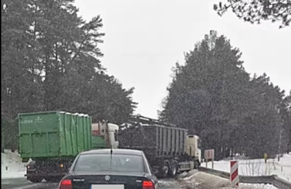 Avarija prie Šmatų kapinių sutrikdė eismą