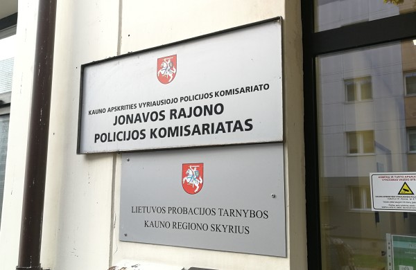 Jonavoje - įtariamos narkotinės medžiagos ir galimai neblaivi vairuotoja