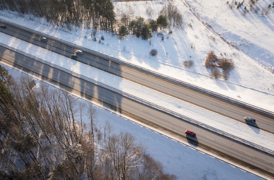 „Via Lietuva“: valstybinės reikšmės keliuose prasidėjo duobių tvarkymas – vairuotojai raginami pranešti apie pavojingas vietas 