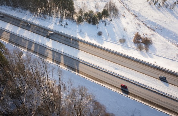 „Via Lietuva“: valstybinės reikšmės keliuose prasidėjo duobių tvarkymas – vairuotojai raginami pranešti apie pavojingas vietas 
