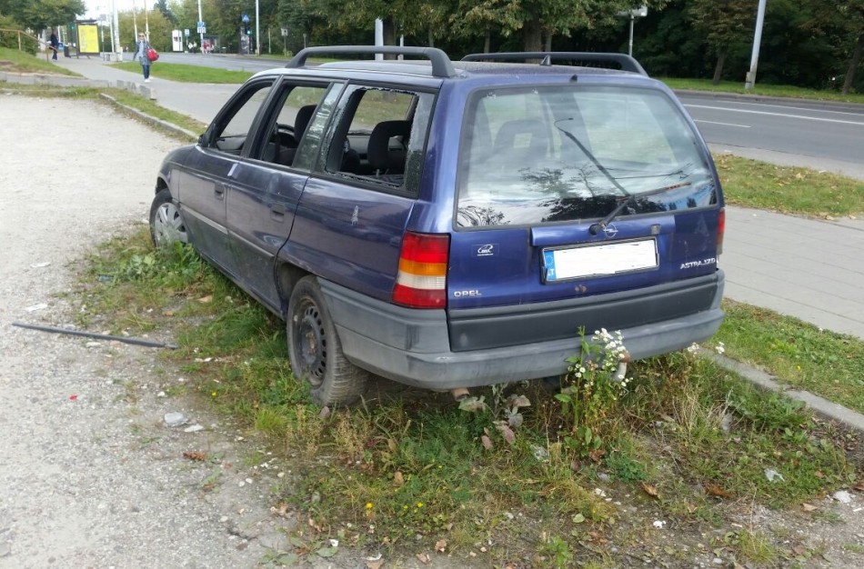 Nauja tvarka keičia žaidimo taisykles: kas laukia kiemuose apleistų automobilių  