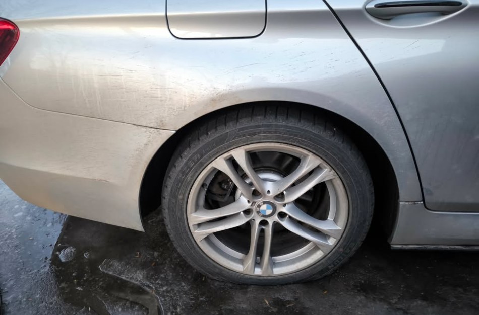 Jonavoje - naktinis siautėjimas: pradurtos padangos, subraižyti kėbulai, išpjaustyta žvaigždė ir kraujo pėdsakas