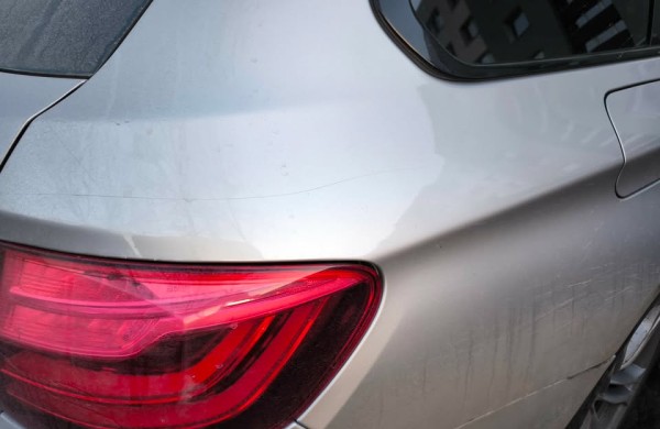 Jonavoje - naktinis siautėjimas: pradurtos padangos, subraižyti kėbulai, išpjaustyta žvaigždė ir kraujo pėdsakas