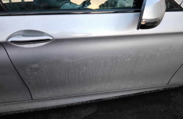 Jonavoje - naktinis siautėjimas: pradurtos padangos, subraižyti kėbulai, išpjaustyta žvaigždė ir kraujo pėdsakas