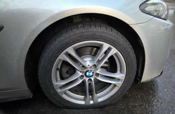 Jonavoje - naktinis siautėjimas: pradurtos padangos, subraižyti kėbulai, išpjaustyta žvaigždė ir kraujo pėdsakas