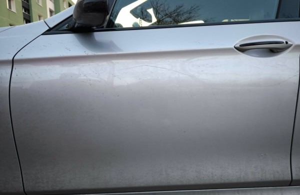 Jonavoje - naktinis siautėjimas: pradurtos padangos, subraižyti kėbulai, išpjaustyta žvaigždė ir kraujo pėdsakas