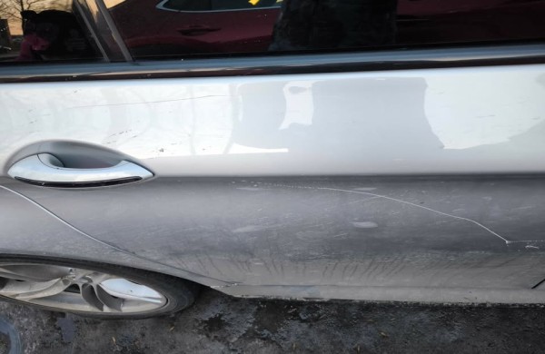 Jonavoje - naktinis siautėjimas: pradurtos padangos, subraižyti kėbulai, išpjaustyta žvaigždė ir kraujo pėdsakas