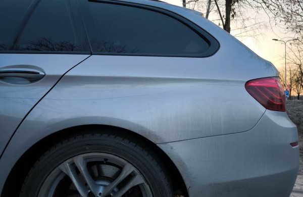 Jonavoje - naktinis siautėjimas: pradurtos padangos, subraižyti kėbulai, išpjaustyta žvaigždė ir kraujo pėdsakas