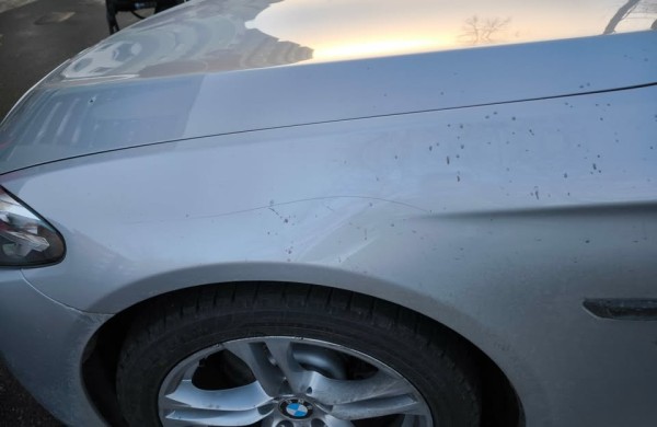 Jonavoje - naktinis siautėjimas: pradurtos padangos, subraižyti kėbulai, išpjaustyta žvaigždė ir kraujo pėdsakas