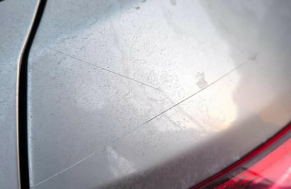 Jonavoje - naktinis siautėjimas: pradurtos padangos, subraižyti kėbulai, išpjaustyta žvaigždė ir kraujo pėdsakas