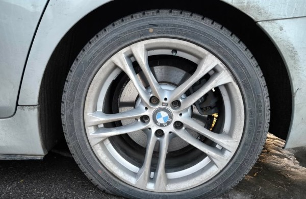 Jonavoje - naktinis siautėjimas: pradurtos padangos, subraižyti kėbulai, išpjaustyta žvaigždė ir kraujo pėdsakas