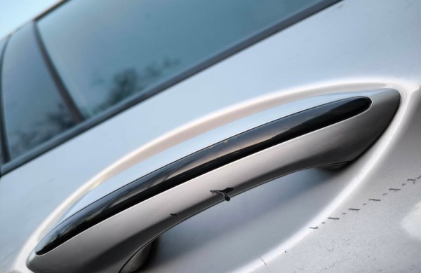 Jonavoje - naktinis siautėjimas: pradurtos padangos, subraižyti kėbulai, išpjaustyta žvaigždė ir kraujo pėdsakas