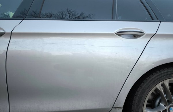 Jonavoje - naktinis siautėjimas: pradurtos padangos, subraižyti kėbulai, išpjaustyta žvaigždė ir kraujo pėdsakas