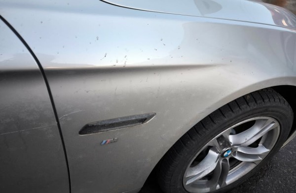 Jonavoje - naktinis siautėjimas: pradurtos padangos, subraižyti kėbulai, išpjaustyta žvaigždė ir kraujo pėdsakas