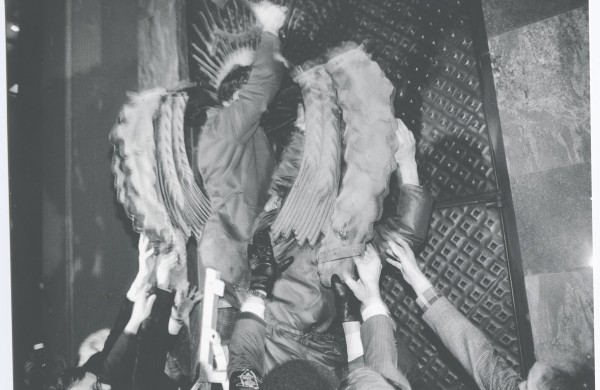 Nuo pasipriešinimo iki valstybės atkūrimo: Kovo 11-osios kelias spaudoje ir nuotraukose