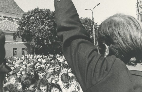 Nuo pasipriešinimo iki valstybės atkūrimo: Kovo 11-osios kelias spaudoje ir nuotraukose