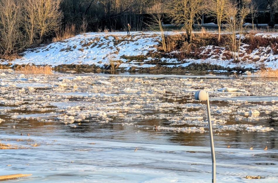 Bauginantis ledonešis Neryje: ledo luitai Jonavoje plaukia tarsi salos