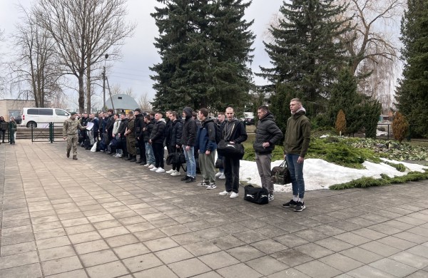 Šiandien tarnybą pradėjo beveik 300 jaunuolių